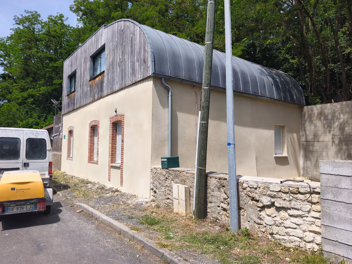Façade de maison enduite