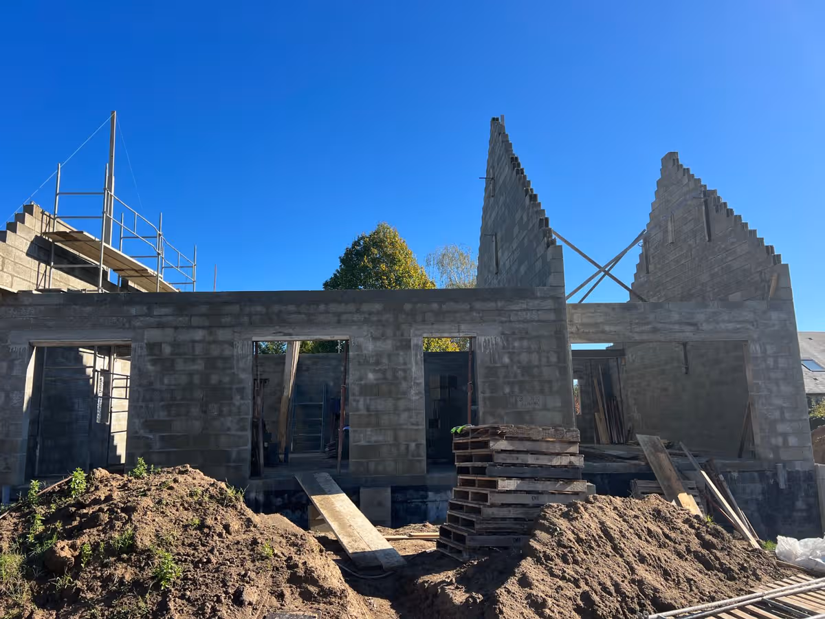 Élévation des murs en blocs d’une maison