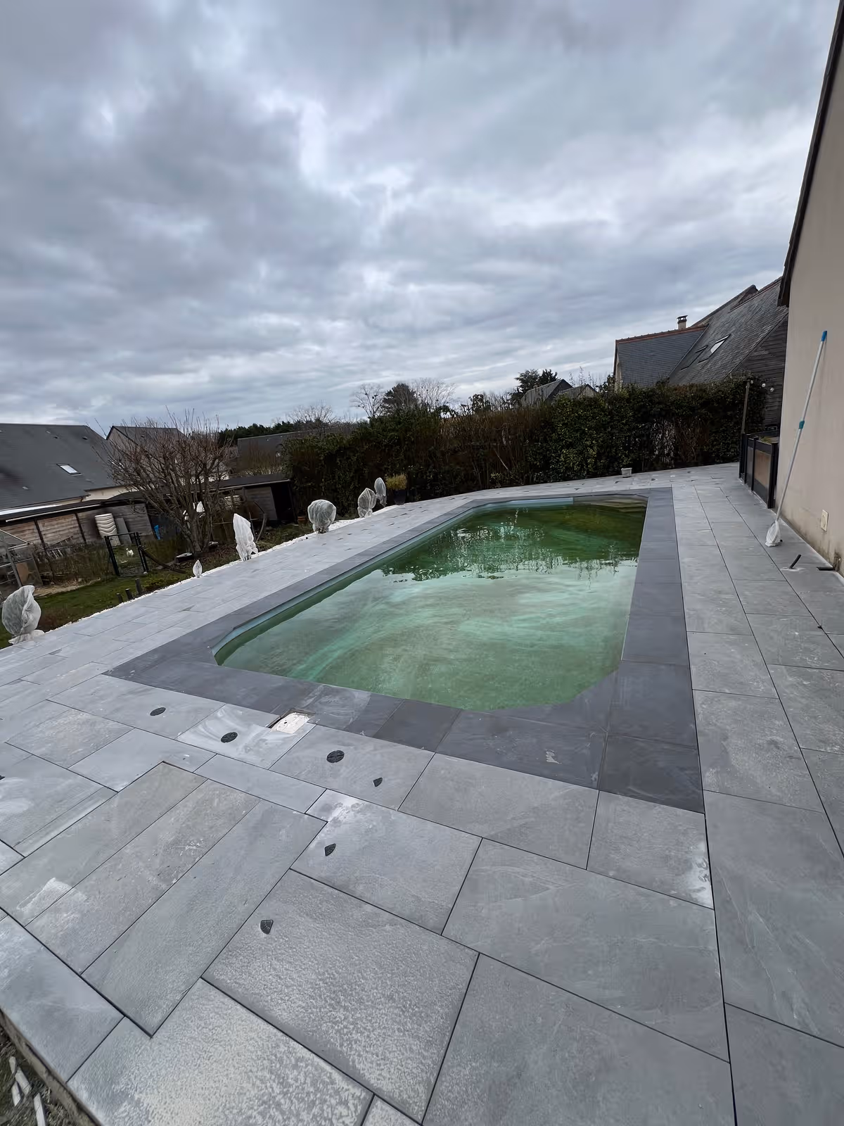 Maçonnerie autour d’une piscine